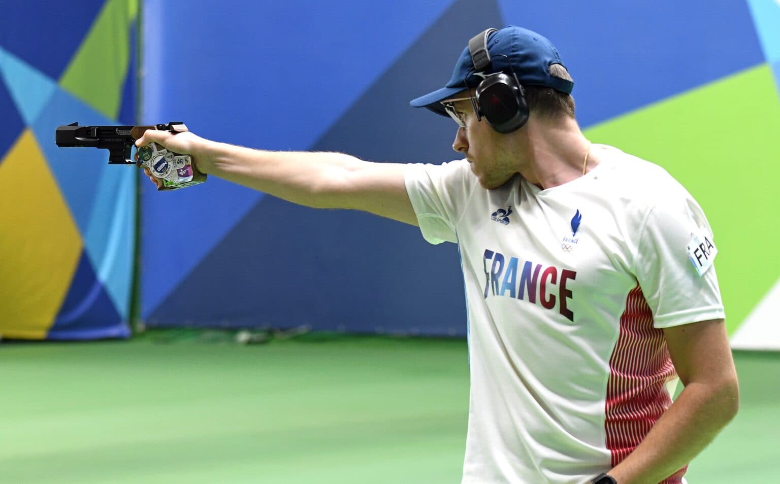 Tireur sportif au pas de tir avec écusson de la Fédération Française de Tir